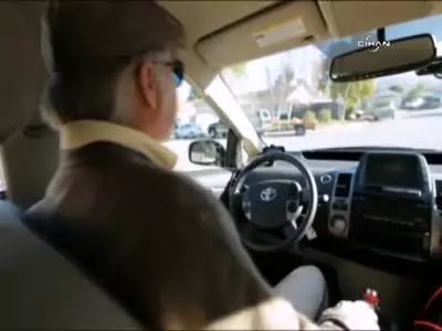 Bu Araba Kendi Kendine Gidiyor!