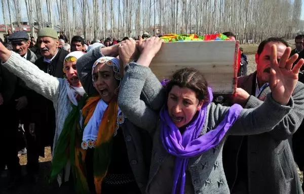 Kadın PKK'lının Cenazesini Kadınlar Taşıdı Kadın PKK'lının Cenazesini Kadınlar Taşıdı