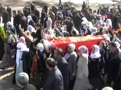 Kadın PKK'lının Cenazesini Kadınlar Taşıdı Kadın PKK'lının Cenazesini Kadınlar Taşıdı