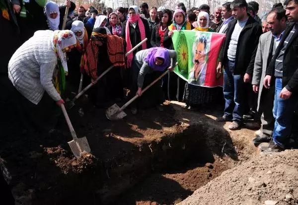 Kadın PKK'lının Cenazesini Kadınlar Taşıdı Kadın PKK'lının Cenazesini Kadınlar Taşıdı