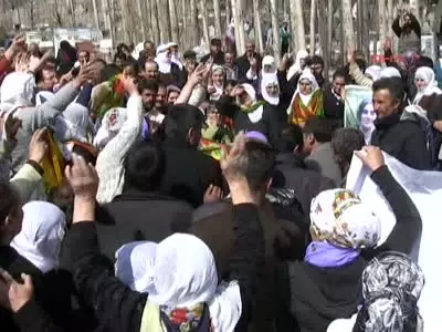 Kadın PKK'lının Cenazesini Kadınlar Taşıdı Kadın PKK'lının Cenazesini Kadınlar Taşıdı