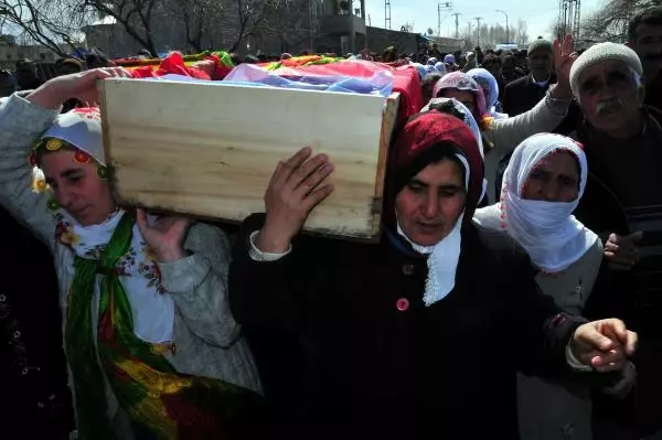 Kadın PKK'lının Cenazesini Kadınlar Taşıdı Kadın PKK'lının Cenazesini Kadınlar Taşıdı