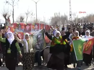 Kadın PKK'lının Cenazesini Kadınlar Taşıdı Kadın PKK'lının Cenazesini Kadınlar Taşıdı