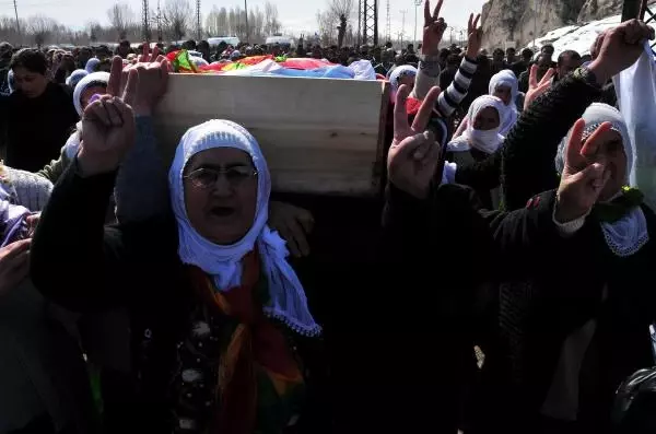 Kadın PKK'lının Cenazesini Kadınlar Taşıdı Kadın PKK'lının Cenazesini Kadınlar Taşıdı