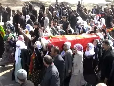 Kadın PKK'lının Cenazesini Kadınlar Taşıdı Kadın PKK'lının Cenazesini Kadınlar Taşıdı