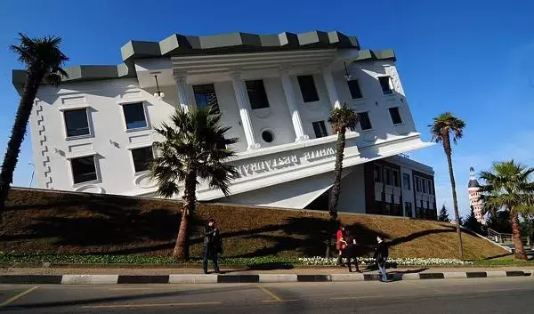 Batum�daki Ters Restoran da �Laz İşi� Haberler