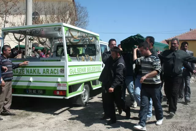 Sobadan Zehirlenen Aydın Ailesi Dualarla Nevşehir'de Toprağa Verildi Sobadan Zehirlenen Aydın Ailesi Dualarla Nevşehir'de Toprağa Verildi