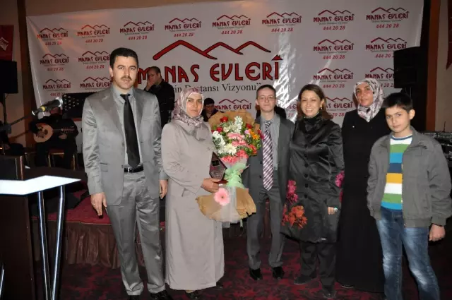 3 Engelli Çocuk Annesine 'En Vefalı Anne' Ödülü 3 Engelli Çocuk Annesine 'En Vefalı Anne' Ödülü
