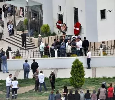 Boğularak Öldürülen 7 Yaşındaki Ece Toprağa Verildi Boğularak Öldürülen 7 Yaşındaki Ece Toprağa Verildi