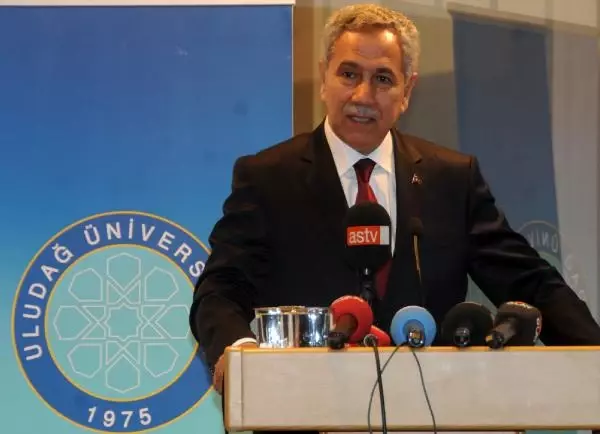 Arınç'a Öğrencilerden 'Sen Ağlama' Şarkılı Protesto (2)