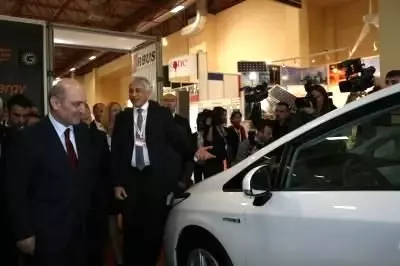 Çevre Bakanı Solar Panelli Toyota Prius'un Kokpitinde