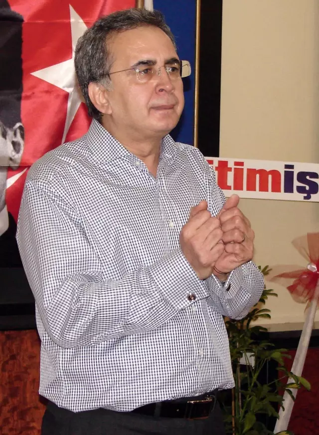 Mustafa Mutlu, Demokrasi Konulu Söyleşide AK Parti'nin Kapatılmasını İstedi