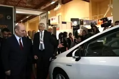 Çevre Bakanı Solar Panelli Toyota Prius'un Kokpitinde