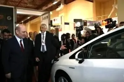 Çevre Bakanı Solar Panelli Toyota Prius'un Kokpitinde