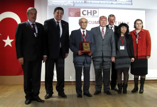 CHP Bartın Milletvekilinden Gümüş'e Plaket Verildi CHP Bartın Milletvekilinden Gümüş'e Plaket Verildi