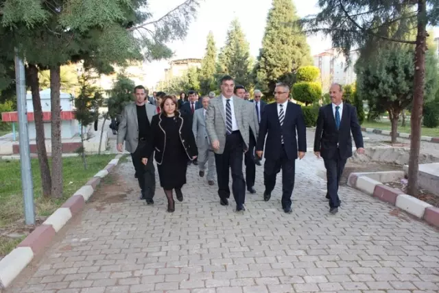 Vali Al'den Türkiye Birincisi Öğrencilere Ziyaret
