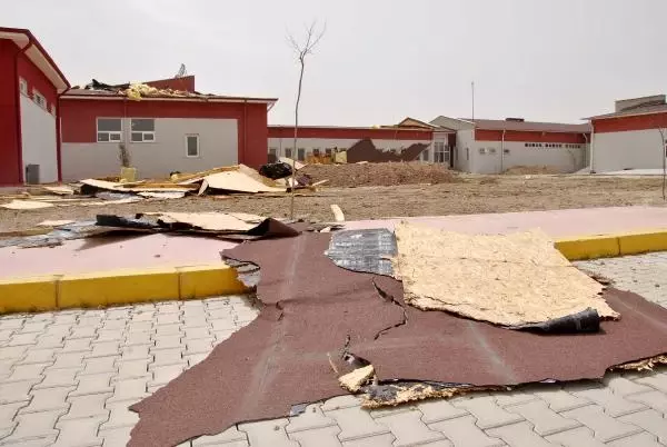 Afyonkarahisar'da Fırtına Çatıları Uçurdu Afyonkarahisar'da Fırtına Çatıları Uçurdu