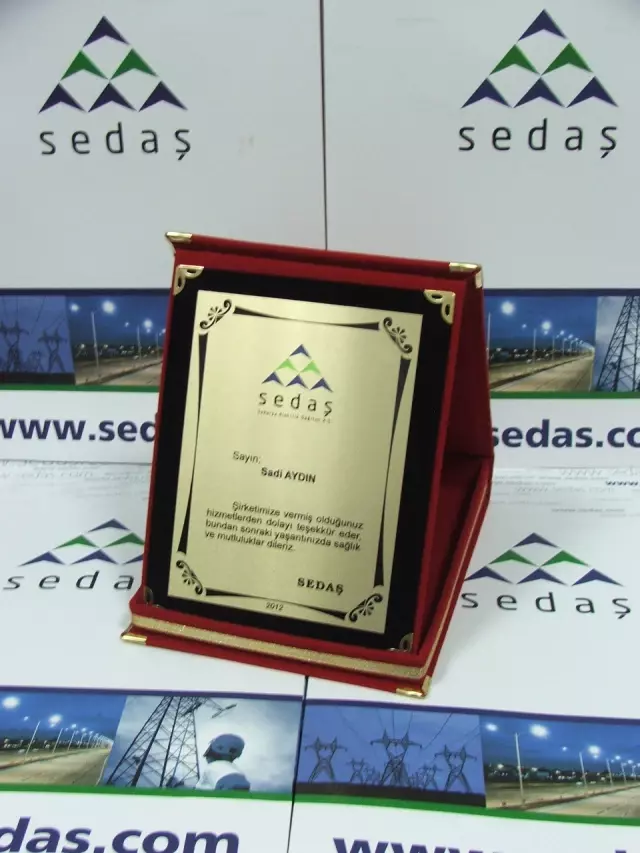 Sedaş Bolu İşyerlerinden Emekli Olan Personeline Plaket Verecek