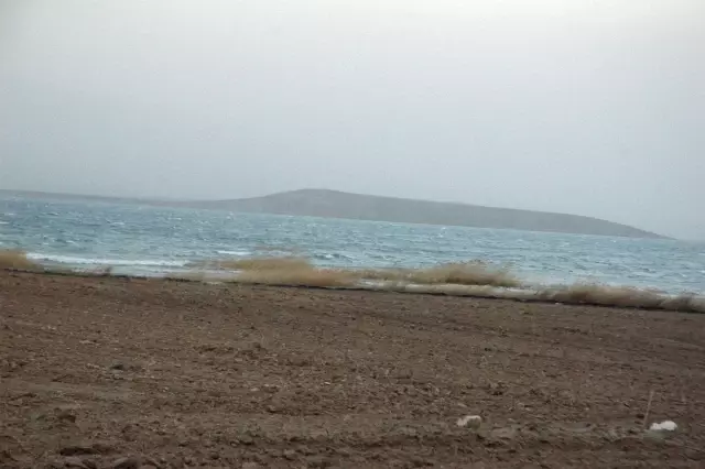 Tekneleri Alabora Olan 25 Balıkçı Adada Mahsur Kaldı Tekneleri Alabora Olan 25 Balıkçı Adada Mahsur Kaldı