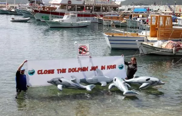 Kaş'ta Tutsak Yunus Protestosu Kaş'ta Tutsak Yunus Protestosu