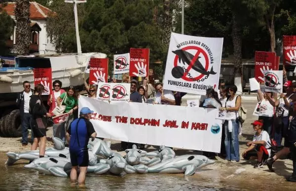 Kaş'ta Tutsak Yunus Protestosu Kaş'ta Tutsak Yunus Protestosu