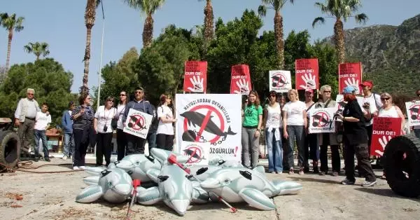 Kaş'ta Tutsak Yunus Protestosu Kaş'ta Tutsak Yunus Protestosu