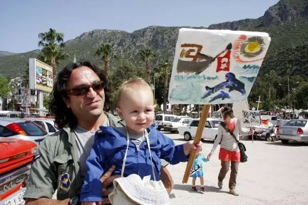 Kaş'ta Tutsak Yunus Protestosu Kaş'ta Tutsak Yunus Protestosu