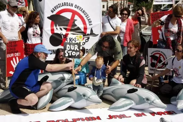 Kaş'ta Tutsak Yunus Protestosu Kaş'ta Tutsak Yunus Protestosu