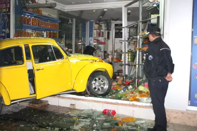 Düzce'de Yoldan Çıkan Otomobil, Dükkana Girdi