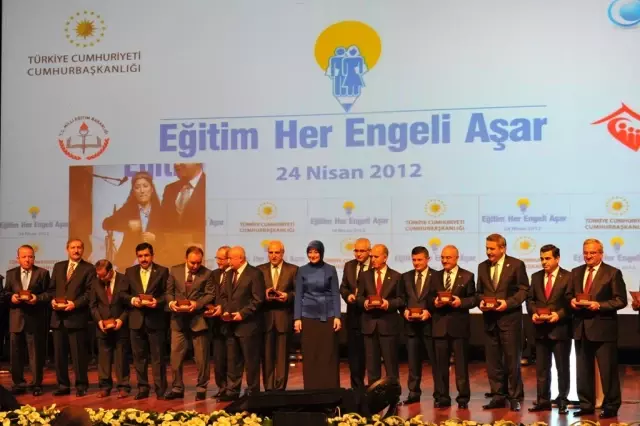 Vali Karaloğlu'na Bir Ödülde Köşkten Geldi Vali Karaloğlu'na Bir Ödülde Köşkten Geldi