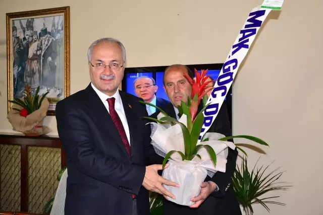 Makedonya Göçmenleri Derneğinden Vali Daşöz'e Ziyaret Makedonya Göçmenleri Derneğinden Vali Daşöz'e Ziyaret