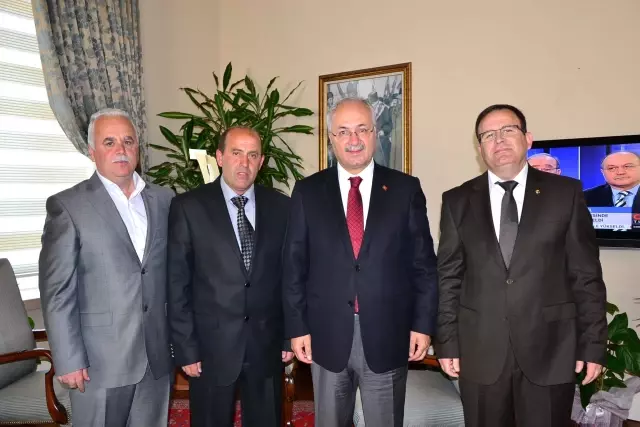 Makedonya Göçmenleri Derneğinden Vali Daşöz'e Ziyaret Makedonya Göçmenleri Derneğinden Vali Daşöz'e Ziyaret