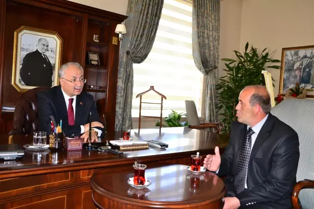 Makedonya Göçmenleri Derneğinden Vali Daşöz'e Ziyaret Makedonya Göçmenleri Derneğinden Vali Daşöz'e Ziyaret