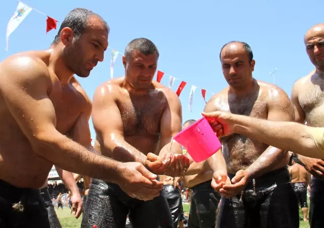 Kumluca Yağlı Güreşleri Başpehlivanı Ali Gürbüz Oldu Kumluca Yağlı Güreşleri Başpehlivanı Ali Gürbüz Oldu
