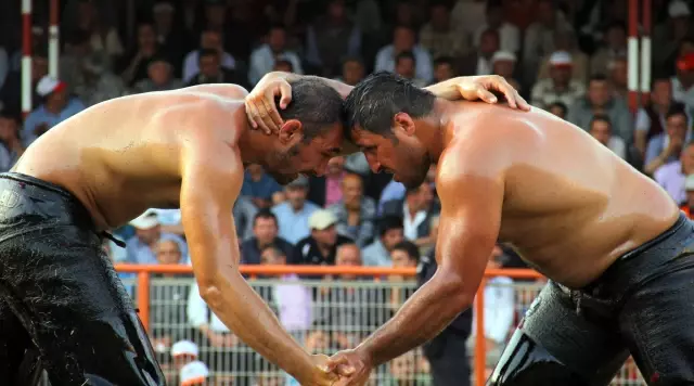 Kumluca Yağlı Güreşleri Başpehlivanı Ali Gürbüz Oldu Kumluca Yağlı Güreşleri Başpehlivanı Ali Gürbüz Oldu