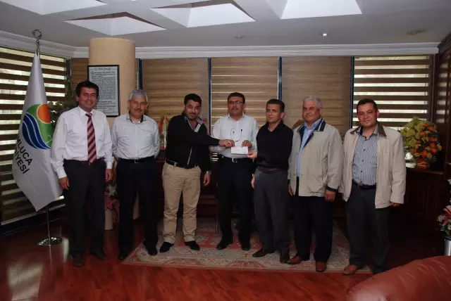 Güreş Ağası Çeki Teslim Etti Güreş Ağası Çeki Teslim Etti