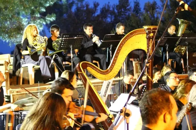 Köyde, Traktör Kasasında Filarmoni Orkestrası Konseri Köyde, Traktör Kasasında Filarmoni Orkestrası Konseri