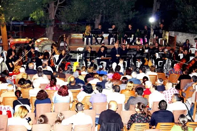 Köyde, Traktör Kasasında Filarmoni Orkestrası Konseri Köyde, Traktör Kasasında Filarmoni Orkestrası Konseri