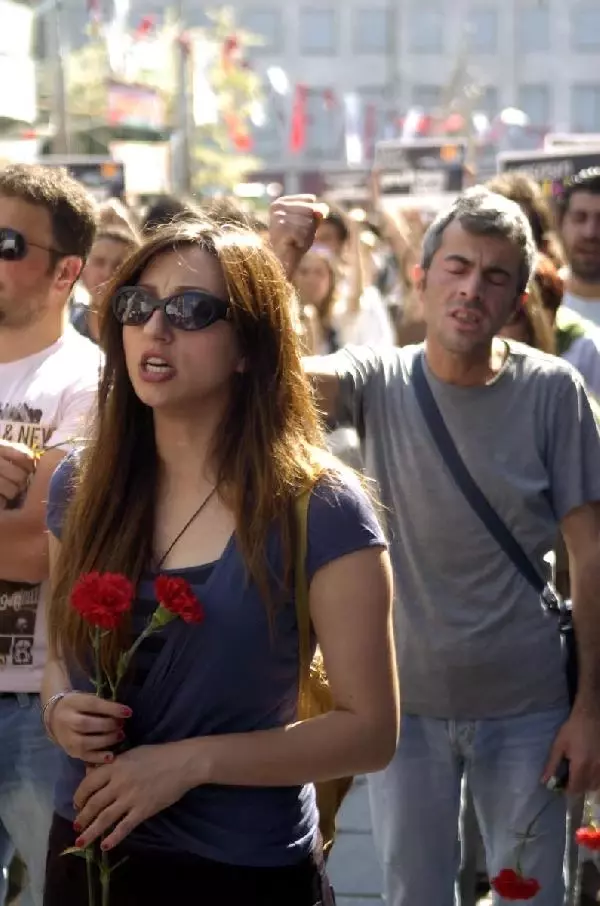 Deniz Gezmiş ve Arkadaşları İçin Dolmabahçe'ye Yürüdüler Deniz Gezmiş ve Arkadaşları İçin Dolmabahçe'ye Yürüdüler
