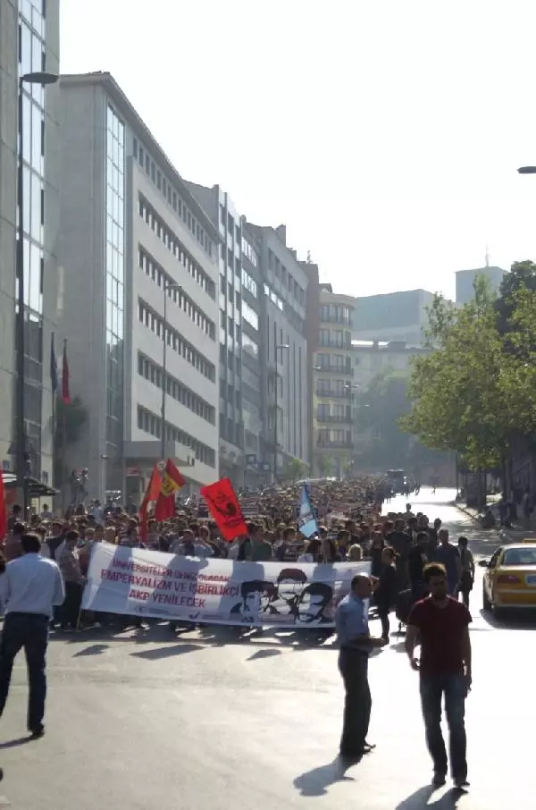 Deniz Gezmiş ve Arkadaşları İçin Dolmabahçe'ye Yürüdüler Deniz Gezmiş ve Arkadaşları İçin Dolmabahçe'ye Yürüdüler