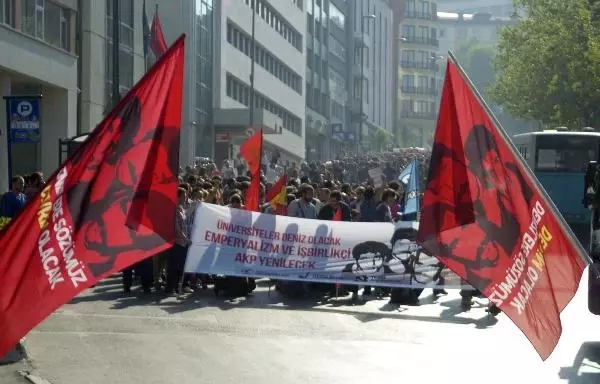 Deniz Gezmiş ve Arkadaşları İçin Dolmabahçe'ye Yürüdüler Deniz Gezmiş ve Arkadaşları İçin Dolmabahçe'ye Yürüdüler