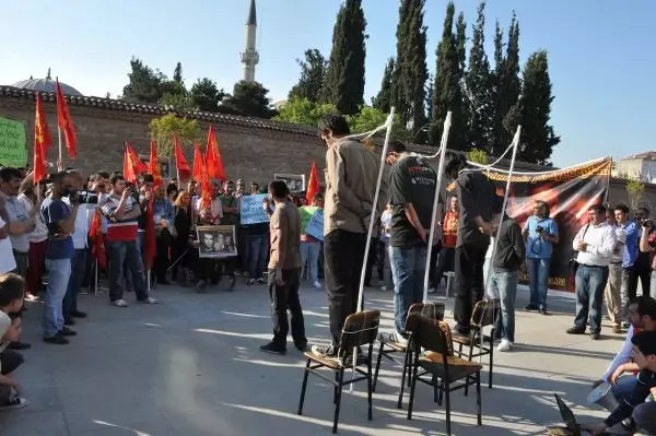 Deniz Gezmiş ve Arkadaşlarına Gebze'de Idam Sehpalı Anma Deniz Gezmiş ve Arkadaşlarına Gebze'de Idam Sehpalı Anma