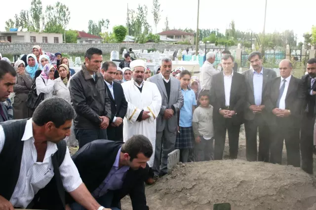 AK Parti İl Başkanı Buluş'un Annesi Son Yolculuğuna Uğurlandı AK Parti İl Başkanı Buluş'un Annesi Son Yolculuğuna Uğurlandı