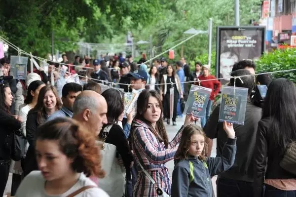 Kocaelililer Ağaçlardan Kitap Topladı Kocaelililer Ağaçlardan Kitap Topladı