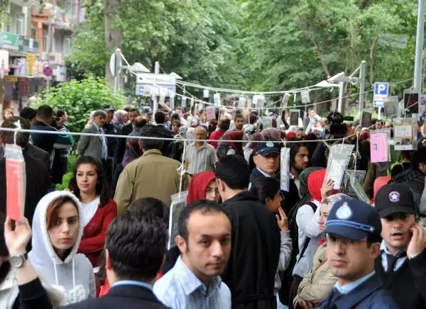 Kocaelililer Ağaçlardan Kitap Topladı Kocaelililer Ağaçlardan Kitap Topladı