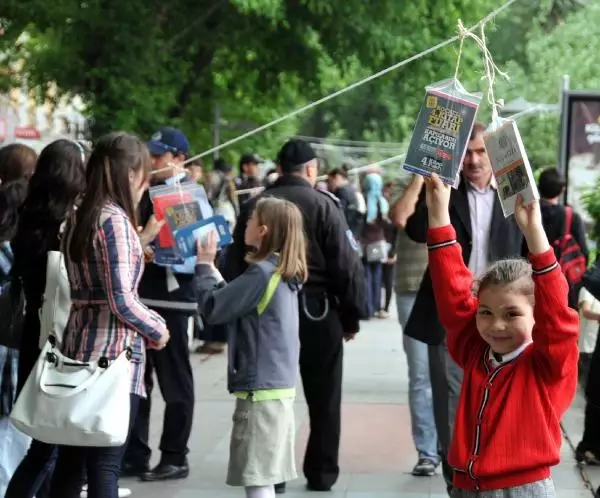 Kocaelililer Ağaçlardan Kitap Topladı Kocaelililer Ağaçlardan Kitap Topladı