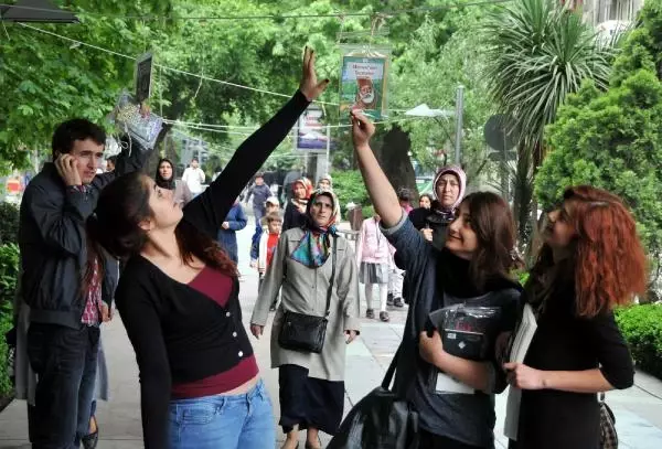 Kocaelililer Ağaçlardan Kitap Topladı Kocaelililer Ağaçlardan Kitap Topladı