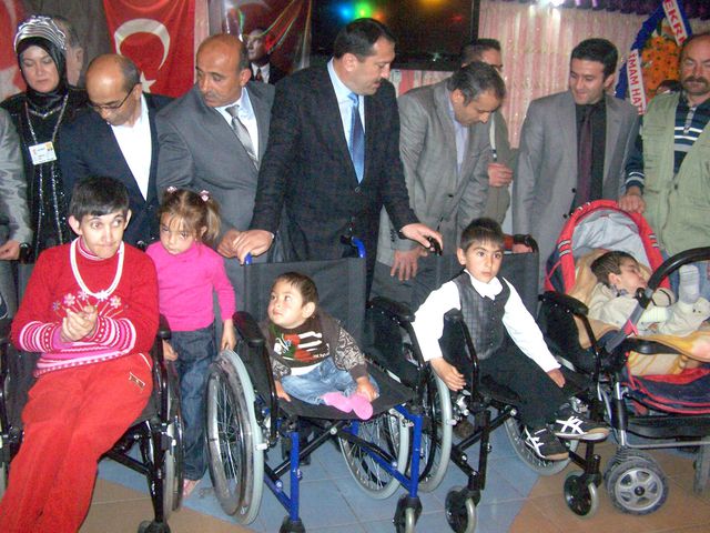 Anneler Günü�nde Engellilere Tekerlekli Sandalye Hediye Ettiler Haberler
