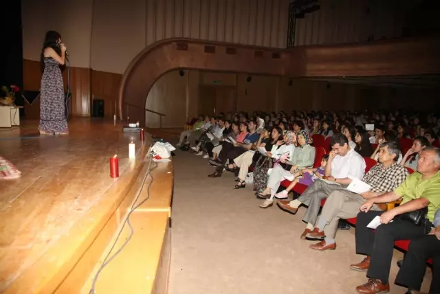 Öğrencilerden 'Şiir Ziyafeti' Öğrencilerden 'Şiir Ziyafeti'