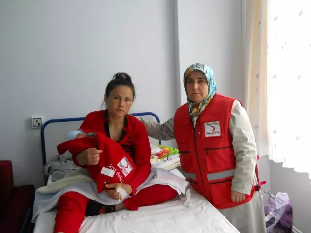 Kızılay'dan, Kandil Gecesi Doğan Bebeklere Sürpriz Ziyaret